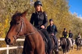 Cât îi costă pe iubitorii de aventură o drumeţie călare într-un peisaj de vis, la Suceava. Nu lipseşte nici ospăţul pe cinste