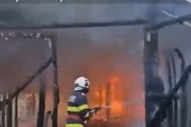 Incendiu devastator în Gorj. Un fânăr în care erau adăpostite 10 oi şi un viţel, mistuit de flăcări: toate animalele au murit