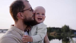 Concediul paternal se dublează. Cum pot tăticii să primească o indemnizaţie de 650 de lei dacă stau acasă cu copilul