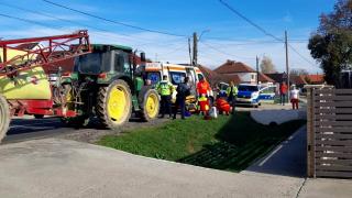 Şofer de 39 de ani, în stare critică după ce a vrut să depăşească un tractor. Braţul maşinii de erbicidare i-a spulberat parbrizul maşinii