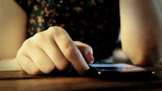 Sedusă şi şantajată cu imagini compromiţătoare de amantul supărat că nu a obţinut beneficii din relaţie. Bărbatul din Alba Iulia, condamnat cu executare