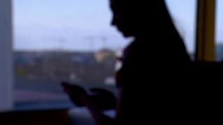 Chinuită, supusă la perversiuni şi agresată sexual de 14 ori de un coleg de şcoală. Fata de 11 ani, consiliată psihologic ca să treacă peste traumă