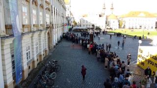 Peste o mie de oameni au stat la coadă pentru operele lui Brâncuşi, în Timişoara. Primii au venit cu 4 ore înainte de deschidere