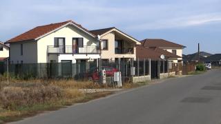 Cu salarii mari, încasate la oraş, şi-au luat case ieftine la ţară. Românii care s-au mutat fără regrete, cu joburi bune, la sat