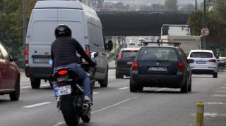 Șoferii cu permis auto categoria B ar putea conduce și motociclete, în anumite condiții. Proiectul a trecut de Senat