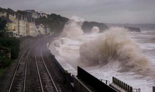 Furtuna Ciaran biciuie Europa. În UK nu s-a mai văzut o astfel de vijelie, cu rafale de 200 km/h, din 1987