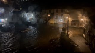 Vreme extremă în Europa de Vest. În Franţa, vântul a atins aproape 180 de km pe oră, în Irlanda de Nord oamenii au scos bărcile pe străzi