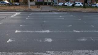 Haos pe şosele din Capitală, unde marcajele rutiere abia se mai zăresc. La cele refăcute, vopseaua rezistă puţin: "Nu se văd nici ziua"