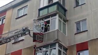 Un copil de 4 ani s-a încuiat în casă şi a refuzat să le mai deschidă părinţilor. Pompierii l-au găsit uitându-se la desene animate