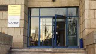 Doi funcționari ANAF și-au falsificat diplomele de licență și s-au dat drept economiști. Unul dintre ei a încasat ilegal aproape 200.000 de lei