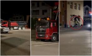 "L-au supărat cu ceva". Șoferul unei basculante, filmat noaptea cum răstoarnă balast în fața unei primării din Suceava
