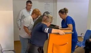 Anchetă la Spitalul Judeţean Botoşani, după ce o femeie a sunat la 112 pentru că tatăl bolnav era ignorat de medici. I-ar fi fost refuzat inclusiv un cărucior cu rotile