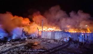 Incendiu devastator la o stână din Drăgăşani. Pompierii au intervenit cu mai multe autospeciale pentru a stinge flăcările