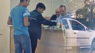 Cum au reuşit hoţii să pătrundă în clădirea păzită a ANCOM. 3 bărbaţi s-au speriat şi au fugit, iar femeia a continuat singură jaful