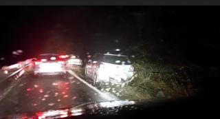 Carambol cu 8 mașini pe un drum din Gorj. Șoferii au încercat să evite copacii prăbușiți de vânt pe șosea