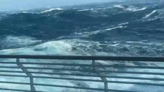 Momentul în care o furtună loveşte în plin un vas de croazieră. Peste 100 de oameni au fost răniţi