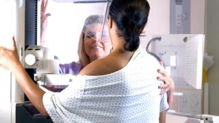 Medicamentul care poate reduce cu 50% riscul apariţiei cancerului la sân. Aproape 300.000 de femei vor primi tratamentul