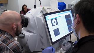 Un american este beneficiarul primului transplant de ochi din lume. Peste 140 de doctori au participat la operaţia lungă de 21 de ore