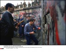 34 de ani de la căderea Zidului Berlinului, simbolul Războiului Rece. Un anunţ greșit înțeles a schimbat întreg cursul istoriei