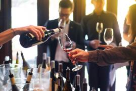 Rovinhud Wine Show, cel mai mare eveniment al producătorilor de vin din România. Banii din bilete vor fi folosiți pentru ajutarea copiilor cu dizabilități