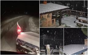 La munte a venit iarna, este frig și ninge de ore bune. La Rânca s-a depus deja strat de zăpadă