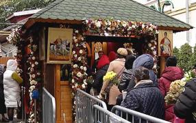 "Dacă aţi avea timp să vă spun cum m-a ajutat, cred că aş umple patru foi". Mii de credincioşi au venit la racla Sfântului Mina, ocrotitorul păgubiţilor