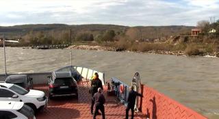 S-au reluat cursele pe Dunăre cu bacul Baziaş 4, de la Moldova Nouă spre Serbia. Cei 7 kilometri se parcurg în 40 de minute