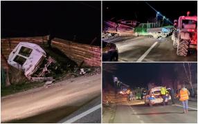 Un TIR încărcat cu bușteni a făcut prăpăd pe DN1. În cursa lui haotică, a distrus trei mașini, apoi s-a răsturnat pe marginea șoselei