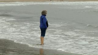 Turiştii profită de fiecare grad în plus de pe litoral. Cei mai curajoşi au făcut şi o baie în mare, apoi s-au îndreptat spre cherhanale