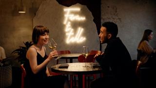 Soluţia găsită de patronii nemţi de restaurante pentru a-i face pe clienţi să achite cash. De ce plata cu cardul nu e avantajoasă