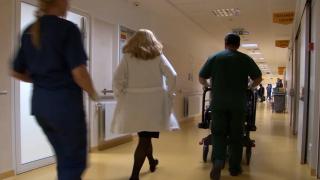 Copilaș de 2 ani, în stare gravă după ce un lemn i-a căzut în cap. Era cu părinții în curtea casei din Gorj, când grămada s-a răsturnat peste el