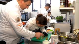 Cei 9 tineri români care vor reprezenta România la Olimpiada de Gastronomie de la Stuttgart. Au între 15 şi 20 de ani, dar ţintesc deja spre perfecţiune