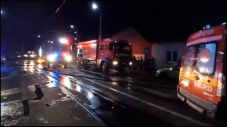 Incendiu de proporții în  Arad. 30 de persoane au trăit spaima vieții lor, după ce focul  izbucnit la o anexă a ajuns la blocul în care locuiesc