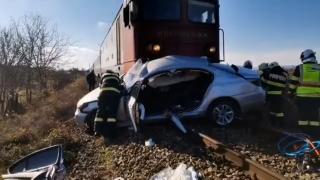 Şofer de 18 ani, în stare critică, după ce a fost spulberat de tren în Bistriţa-Năsăud. Tânărul e căsătorit şi aşteaptă un copil