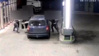 Bătaie filmată de camere, într-o benzinărie din Vrancea. Mai mulți tineri se năpustesc asupra unui șofer oprit să alimenteze