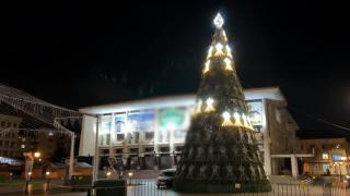 Spiritul sărbătorilor de iarnă cuprinde toată ţara. În centrul Braşovului a fost montat un brad înalt de peste 20 de metri