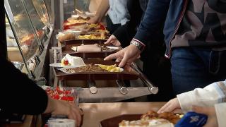 Suspiciuni de toxiinfecţie alimentară la un internat din Târgu Jiu. Trei eleve au ajuns la spital după ce au mâncat la cantină