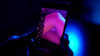 Cum reuşea fotograful-violator să îşi ademenească victimele în studioul-apartament. Bărbatul ar fi rudă cu un fost primar acuzat de aceleaşi fapte