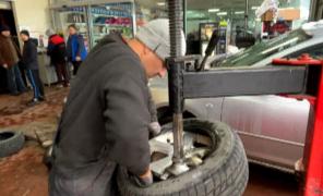 Cozi imense la schimbat de anvelope. Şoferii luaţi prin surprindere de vremea rea au stat la rând chiar şi trei ore