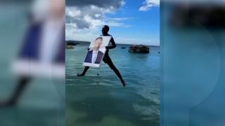 EXCLUSIV. Reacţia tinerilor din Tanzania care au sărit în apă cu portretul lui Iohannis. "România e o naţiune mare în lume"