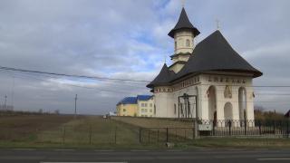 O biserică stă în calea Autostrăzii Moldovei. Terenul pe care se află lăcașul de cult și un centru de bătrâni trebuie eliberat până la sfârșitul lunii