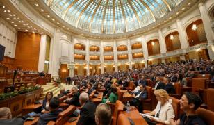 Controverse în ziua votului final pe legea pensiilor. Cum vrea să facă rost guvernul de 10 miliarde de lei pentru majorarea pensiilor cu 40%