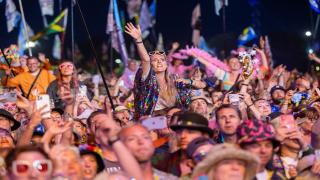 Bătaie pe biletele pentru Glastonbury 2024. Cât au scos oamenii din buzunar pentru 5 zile de distracție