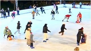 Patinoarul deschis în Cetatea Medievală din Târgu Mureș a devenit un magnet pentru copii: "Tot cad și mă lovesc, dar e frumos"