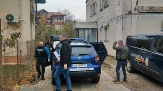 22 de poliţişti de frontieră, reţinuţi pentru şpăgi de 5 euro. Pentru că n-au avut loc toţi în arestul din Dolj, au fost transferaţi şi în alte judeţe