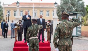 Klaus Iohannis, la finalul turneului în Africa: preşedintele promite că va face publice cheltuielile. Pe 4 decembrie pleacă la Dubai