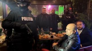 Momentul în care liderii Clanului Caranilor sunt ridicaţi. Mascaţii i-au luat direct de la petrecere