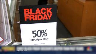 Sărbătorile continuă în SUA. După ce au petrecut cu mare fast de Ziua Recunoştinţei, americanii se pregătesc azi de Black Friday