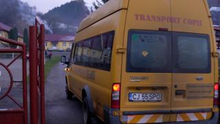 De ce nu a fost înlocuit microbuzul şcolar cu găuri în podea, în care plouă peste elevii din Poieni, Cluj. "Ar fi păcat să cheltuim niște bani"