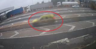 Momentul în care Cătălin Cherecheş iese din ţară, într-un Duster. Primarul fugar din Baia Mare a folosit actele unei rude pentru a trece de vameşi